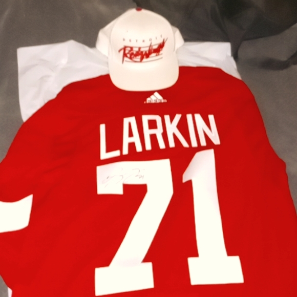 Signed autograph Detroit Red Wings jersey & LARKIN White & Red Wings hat - Picture 3 of 5